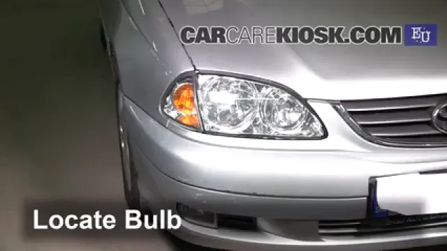 2002 Toyota Avensis LS 1.6L 4 Cyl. Lights Highbeam (replace bulb)